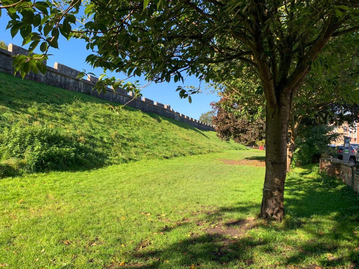 Stay In The Heart Of York At The Hampden - Free Parking - York Holiday Home Buitenkant foto